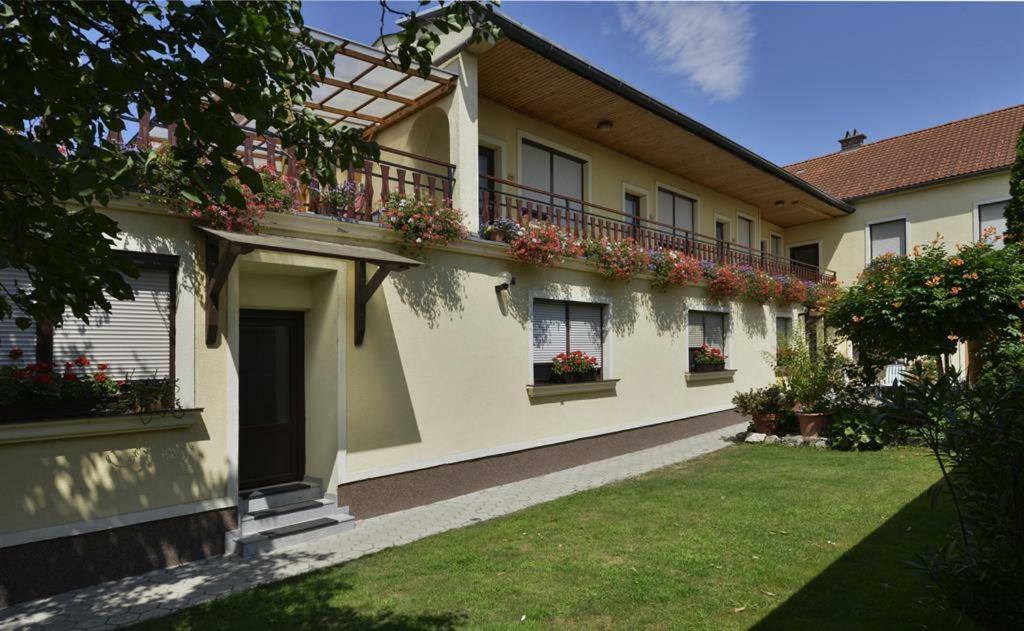 Отель Blumenhof Wegleitner Ильмиц Экстерьер фото